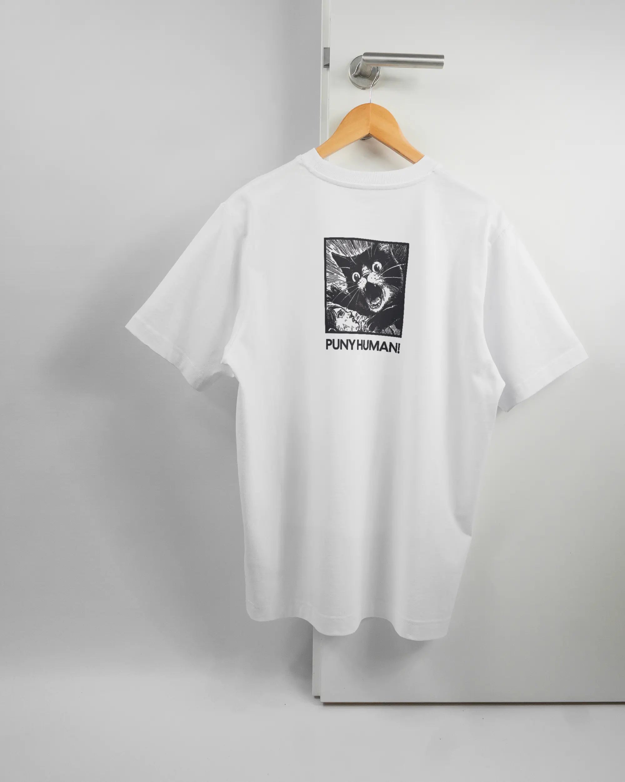Rückseite des Organic Unisex T-Shirt Heavy Oversized von Maondo mit dem Design Puny Human in der Farbe White und in der Größe S auf einem Bügel an der Türklinke aufgehängt