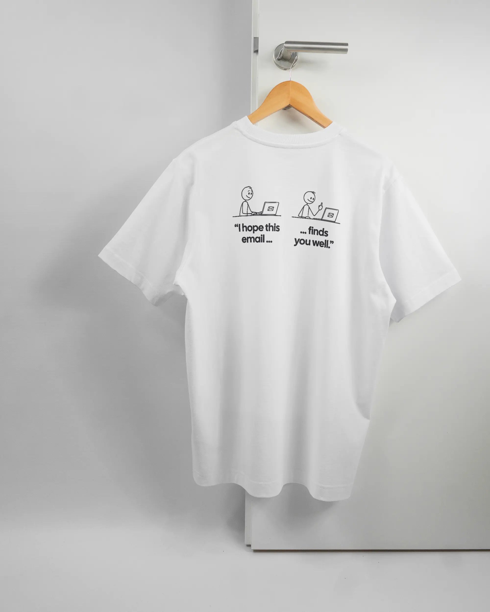 Rückseite des Organic Unisex T-Shirt Heavy Oversized von Maondo mit dem Design Found me not well in der Farbe White und in der Größe S auf einem Bügel an der Türklinke aufgehängt