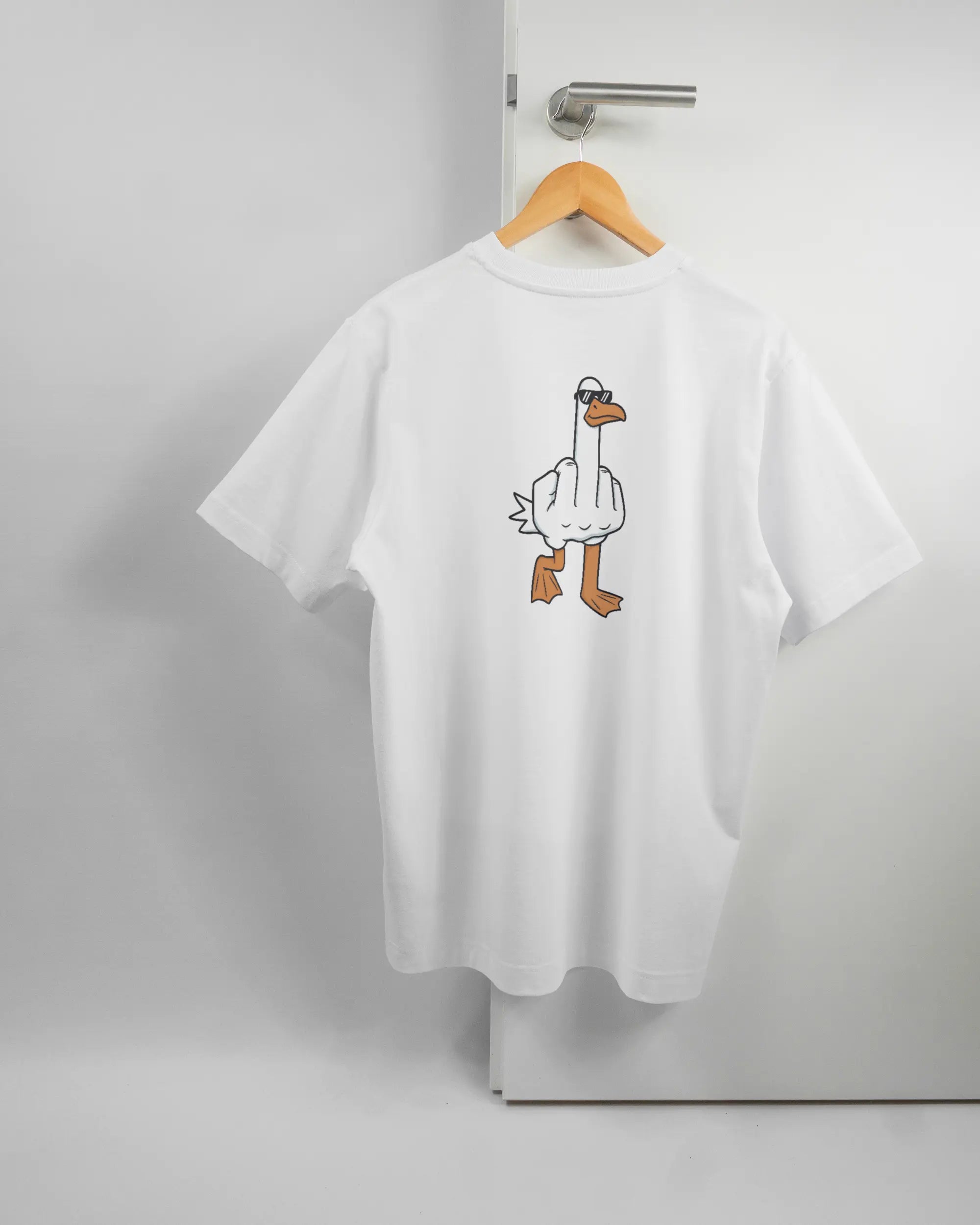 Rückseite des Organic Unisex T-Shirt Heavy Oversized von Maondo mit dem Design I give a duck in der Farbe White und in der Größe S auf einem Bügel an der Türklinke aufgehängt