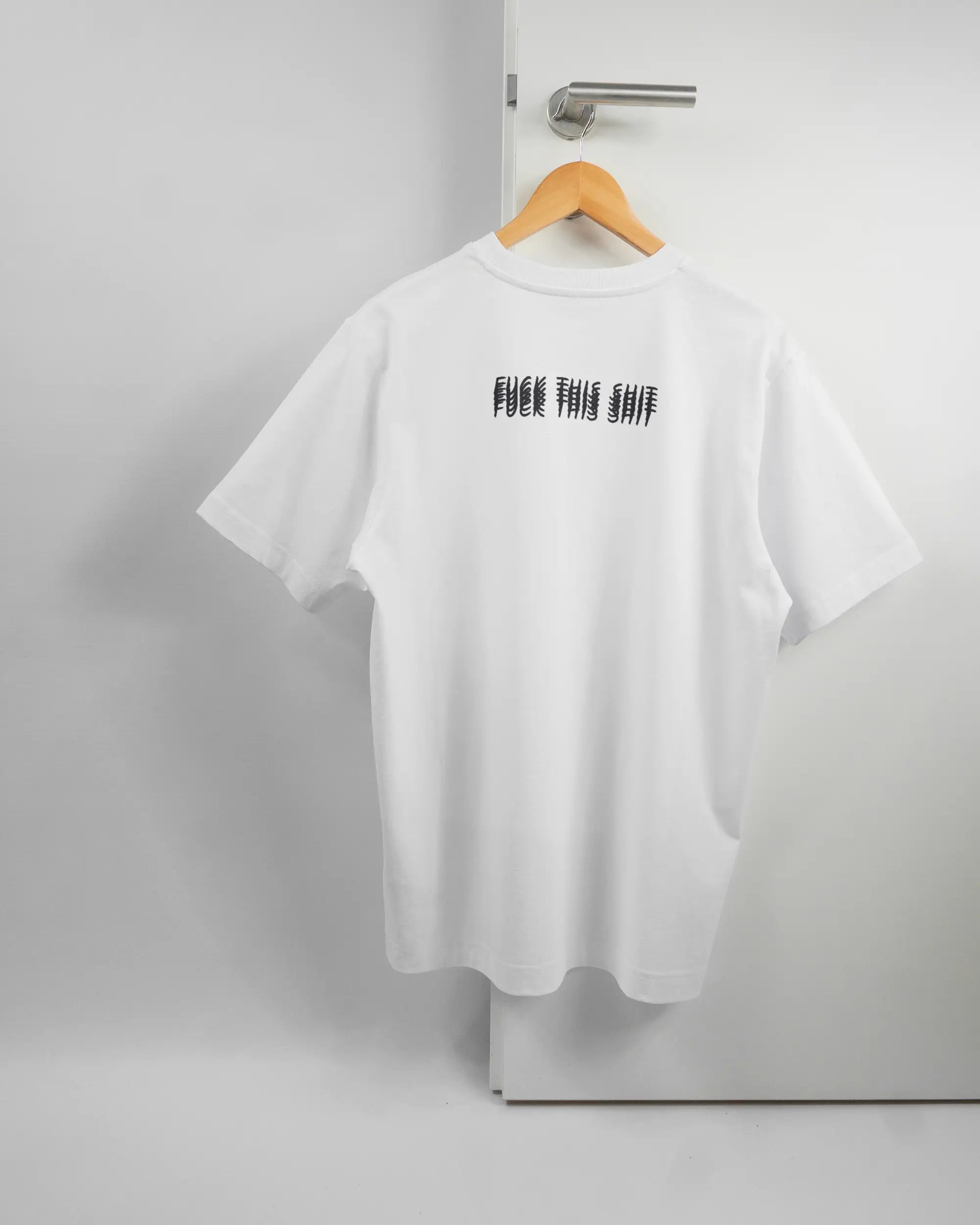Rückseite des Organic Unisex T-Shirt Heavy Oversized von Maondo mit dem Design Hidden Message in der Farbe White und in der Größe S auf einem Bügel an der Türklinke aufgehängt