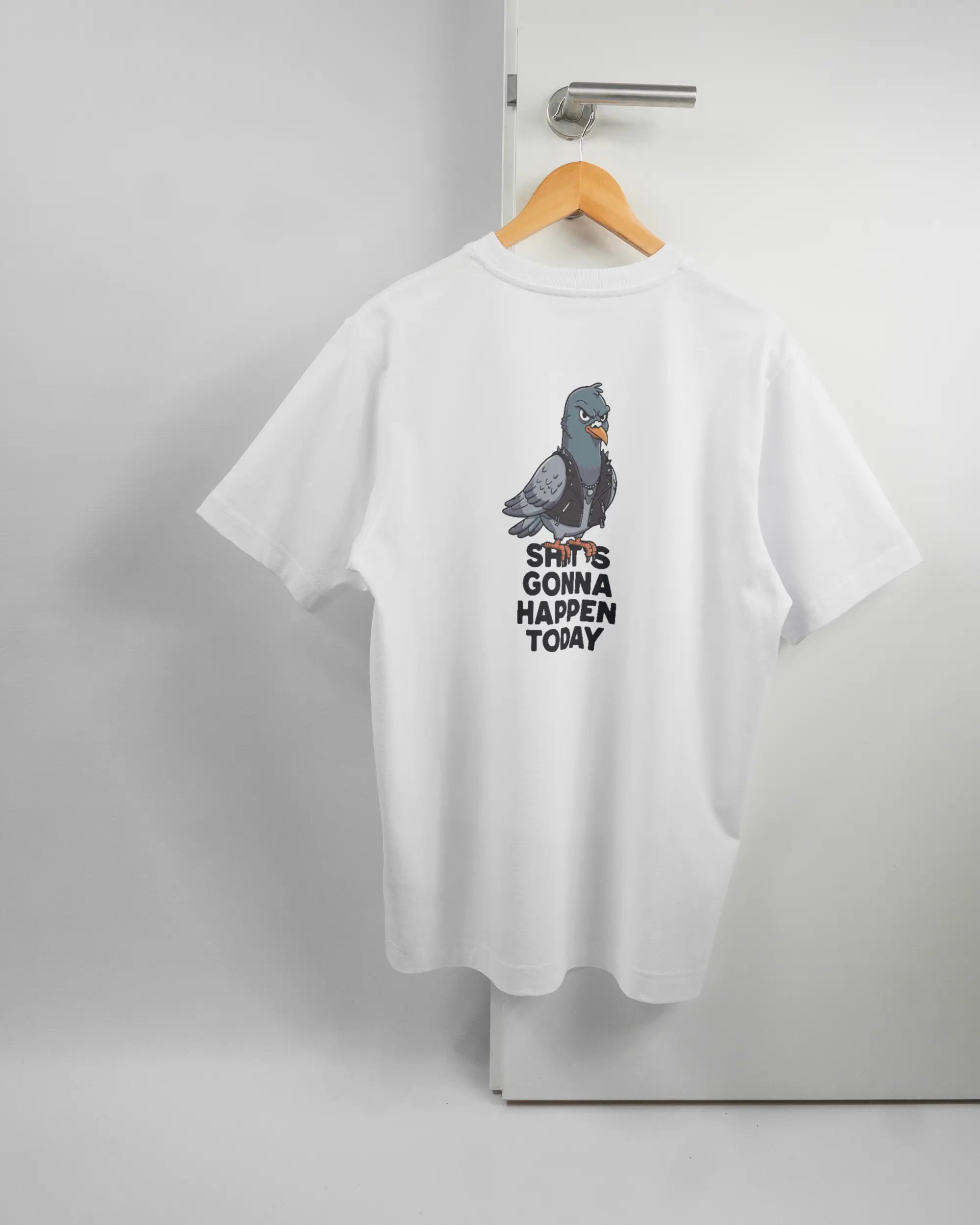 Rückseite des Organic Unisex T-Shirt Heavy Oversized von Maondo mit dem Design Pigeon Pun in der Farbe White und in der Größe S auf einem Bügel an der Türklinke aufgehängt