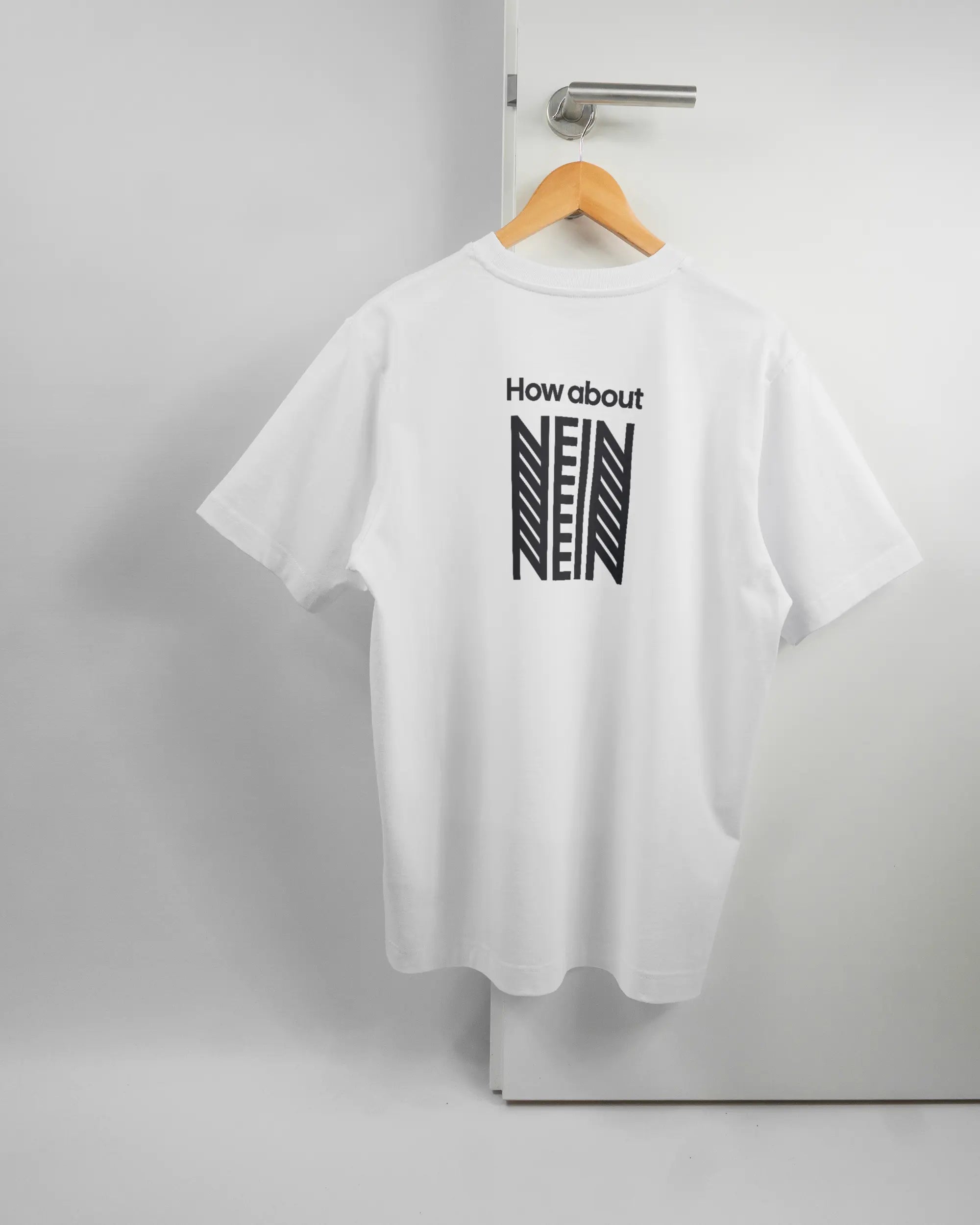 Rückseite des Organic Unisex T-Shirt Heavy Oversized von Maondo mit dem Design How about nein in der Farbe White und in der Größe S auf einem Bügel an der Türklinke aufgehängt