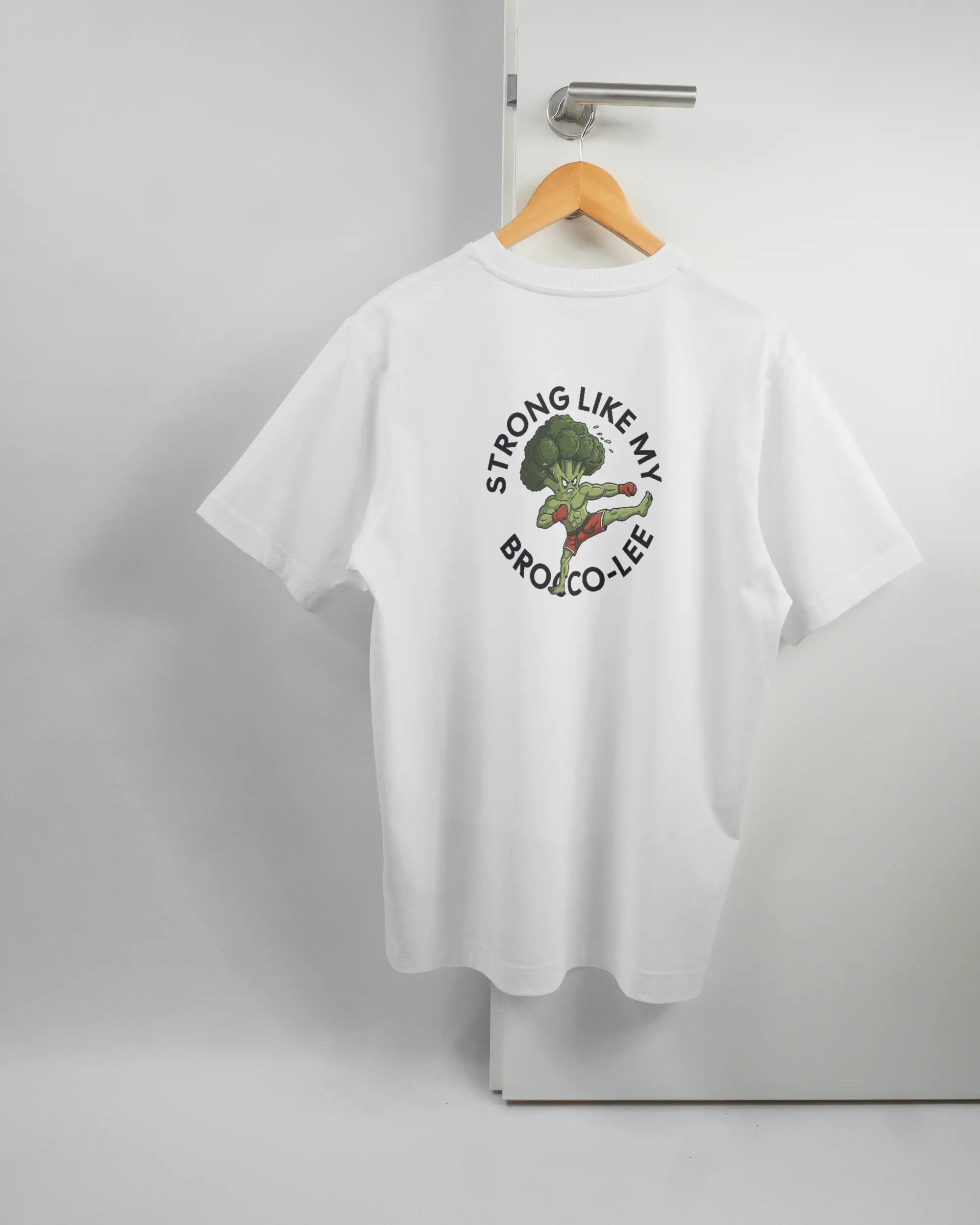 Rückseite des Organic Unisex T-Shirt Heavy Oversized von Maondo mit dem Design Brocco-Lee in der Farbe White und in der Größe S auf einem Bügel an der Türklinke aufgehängt