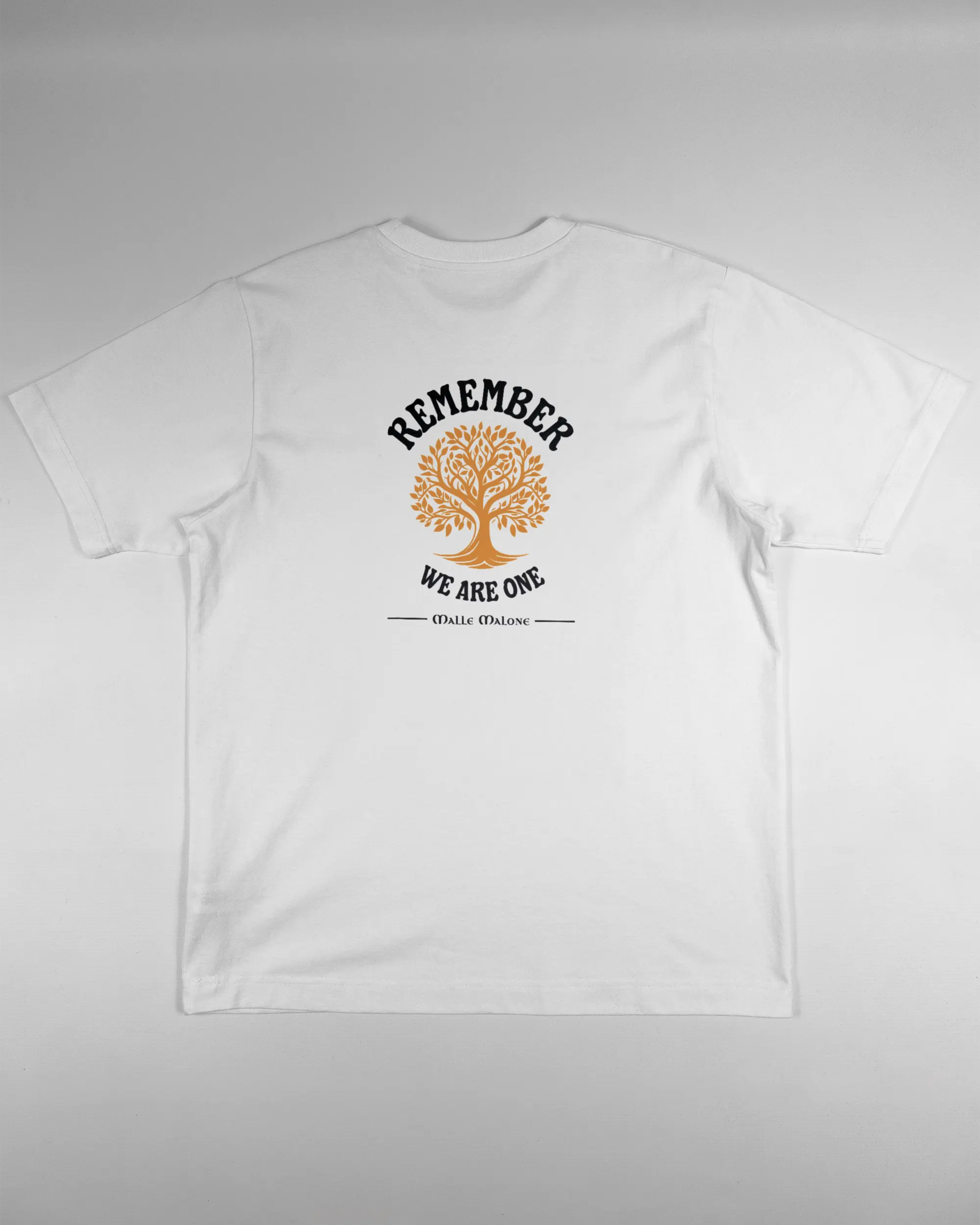 Rückseite des Organic Unisex T-Shirt Heavy Oversized von Maondo mit dem Design We are one in der Farbe White und in der Größe S flach auf den Boden gelegt
