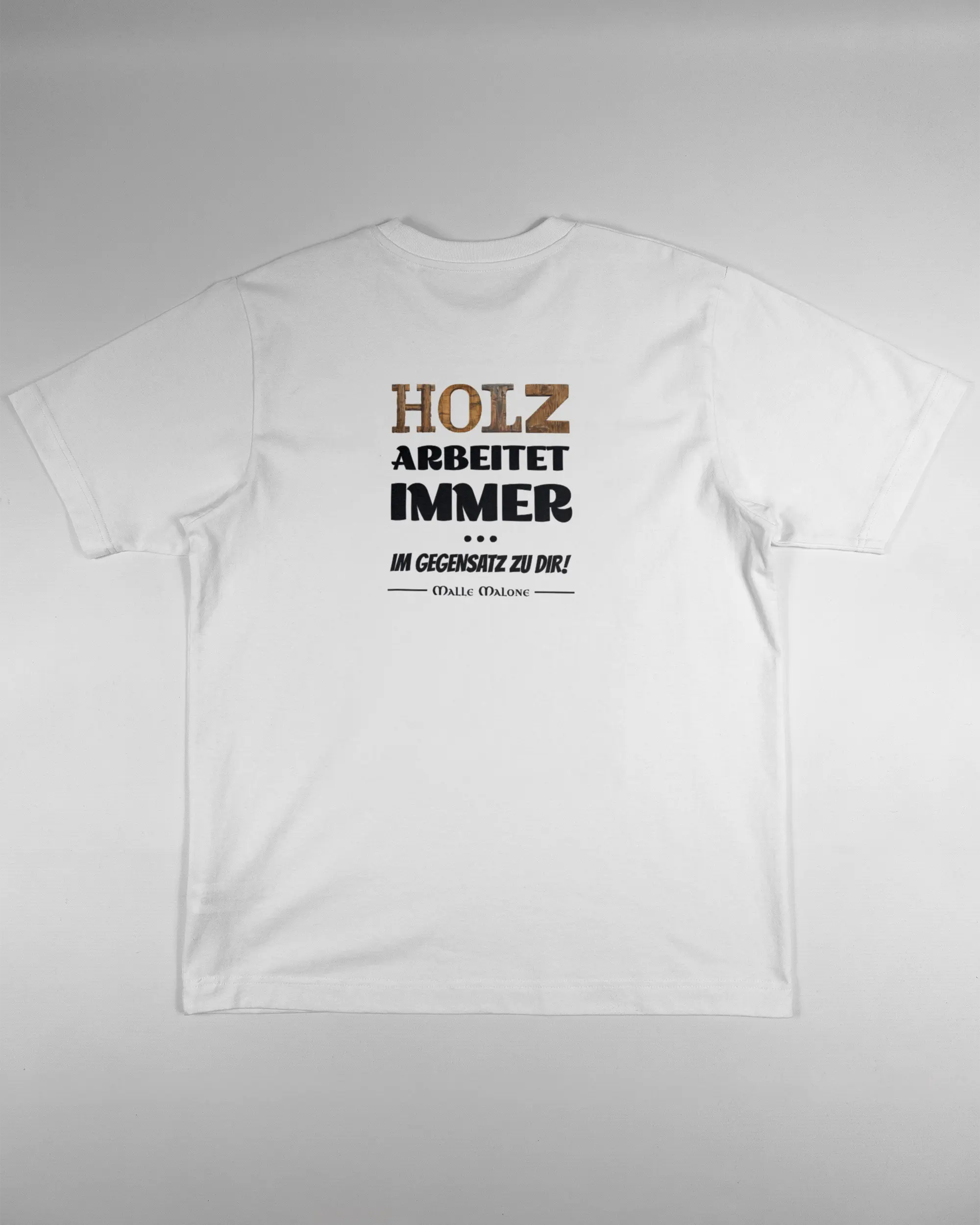 Rückseite des Organic Unisex T-Shirt Heavy Oversized von Maondo mit dem Design Holzarbeit in der Farbe White und in der Größe S flach auf den Boden gelegt