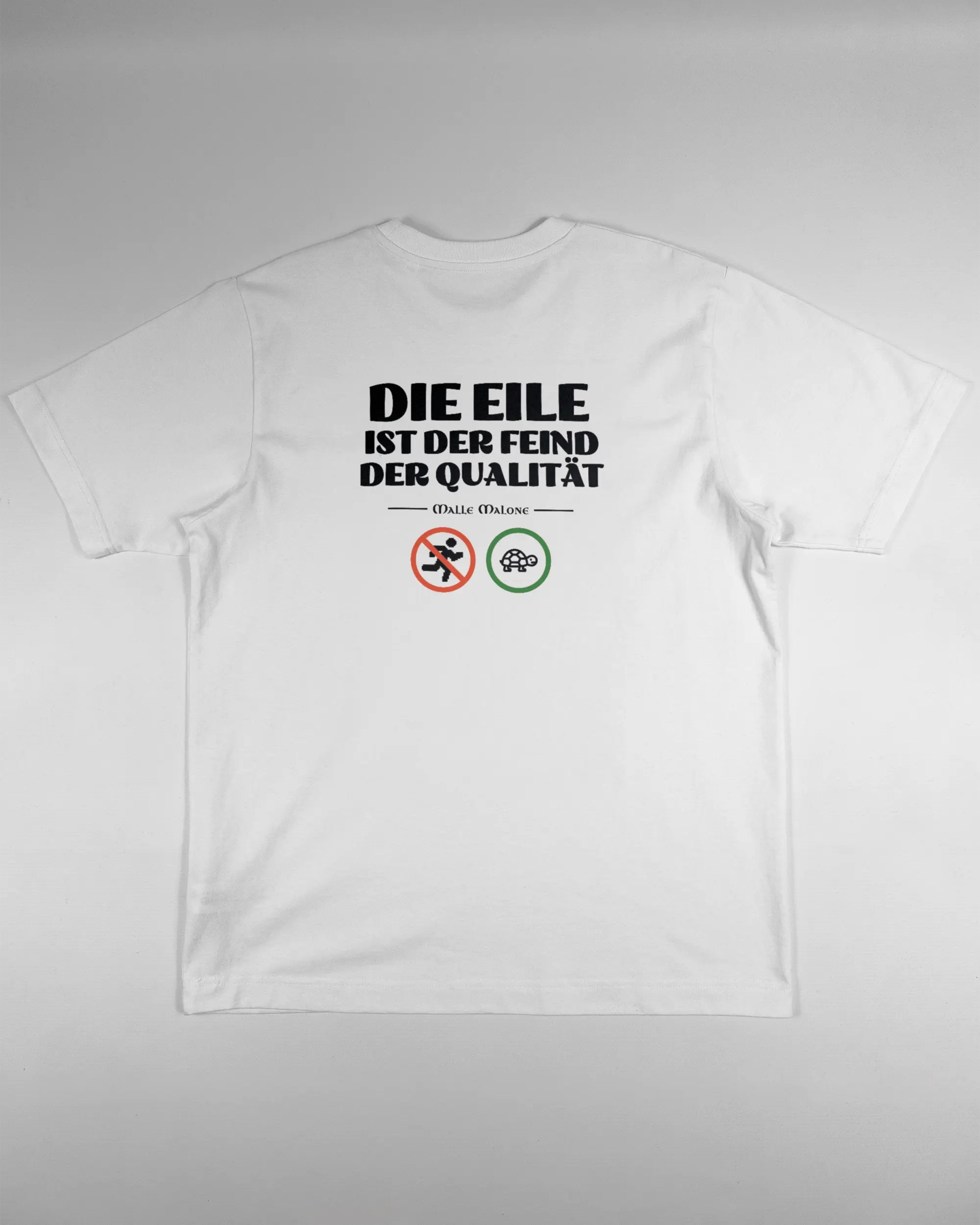 Rückseite des Organic Unisex T-Shirt Heavy Oversized von Maondo mit dem Design Keine Eile in der Farbe White und in der Größe S flach auf den Boden gelegt