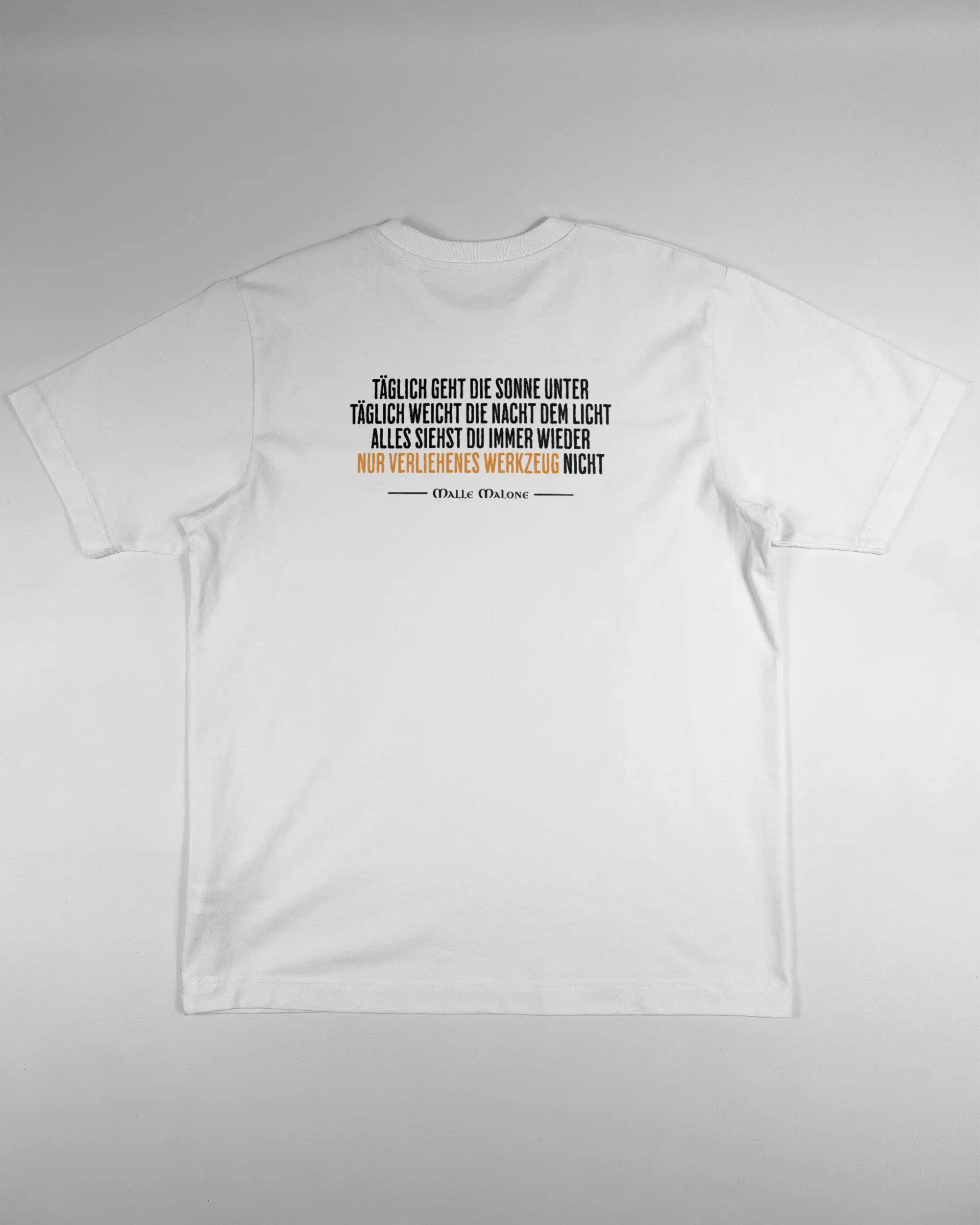 Rückseite des Organic Unisex T-Shirt Heavy Oversized von Maondo mit dem Design Wegzeug in der Farbe White und in der Größe S flach auf den Boden gelegt