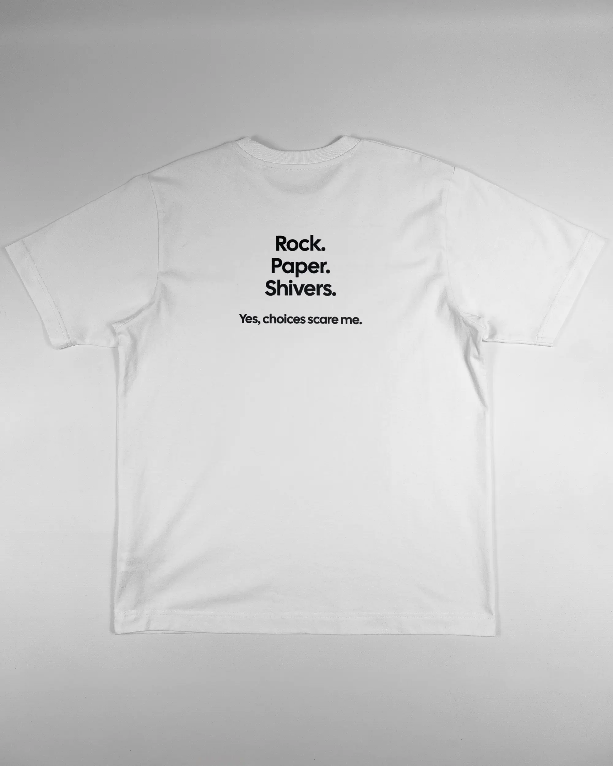 Rückseite des Organic Unisex T-Shirt Heavy Oversized von Maondo mit dem Design Rock Paper Shivers in der Farbe White und in der Größe S flach auf den Boden gelegt