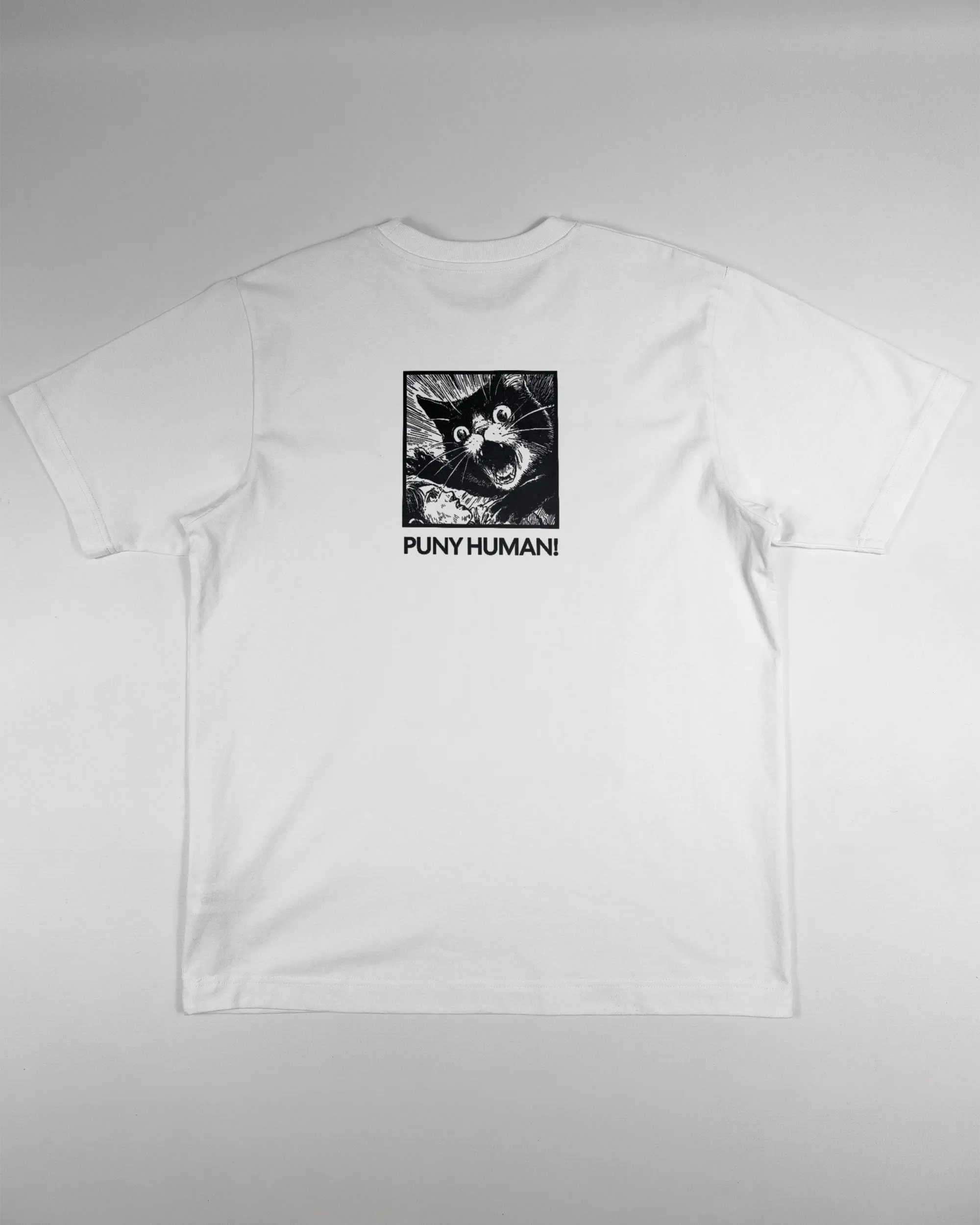 Rückseite des Organic Unisex T-Shirt Heavy Oversized von Maondo mit dem Design Puny Human in der Farbe White und in der Größe S flach auf den Boden gelegt