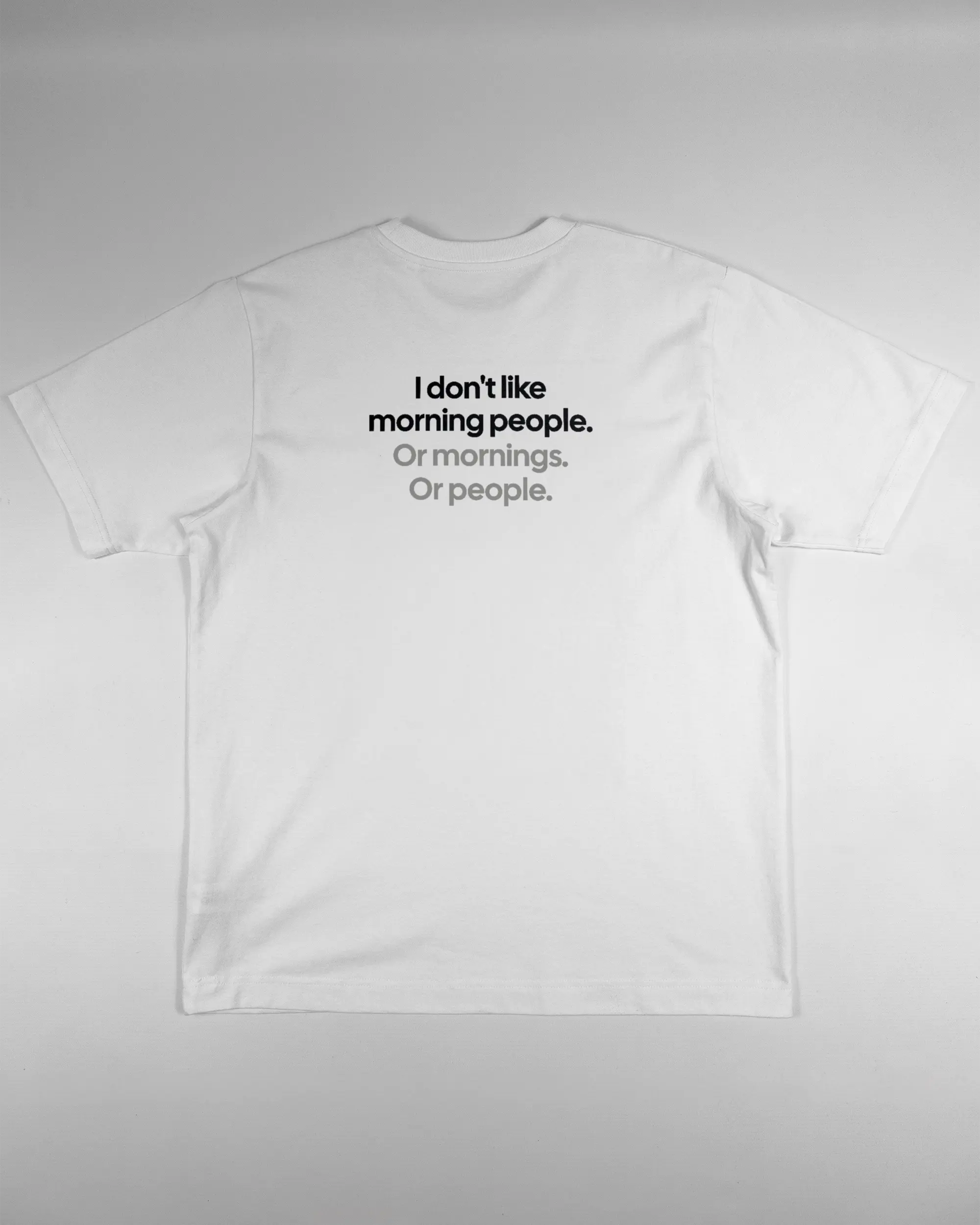 Rückseite des Organic Unisex T-Shirt Heavy Oversized von Maondo mit dem Design Morning Person in der Farbe White und in der Größe S flach auf den Boden gelegt