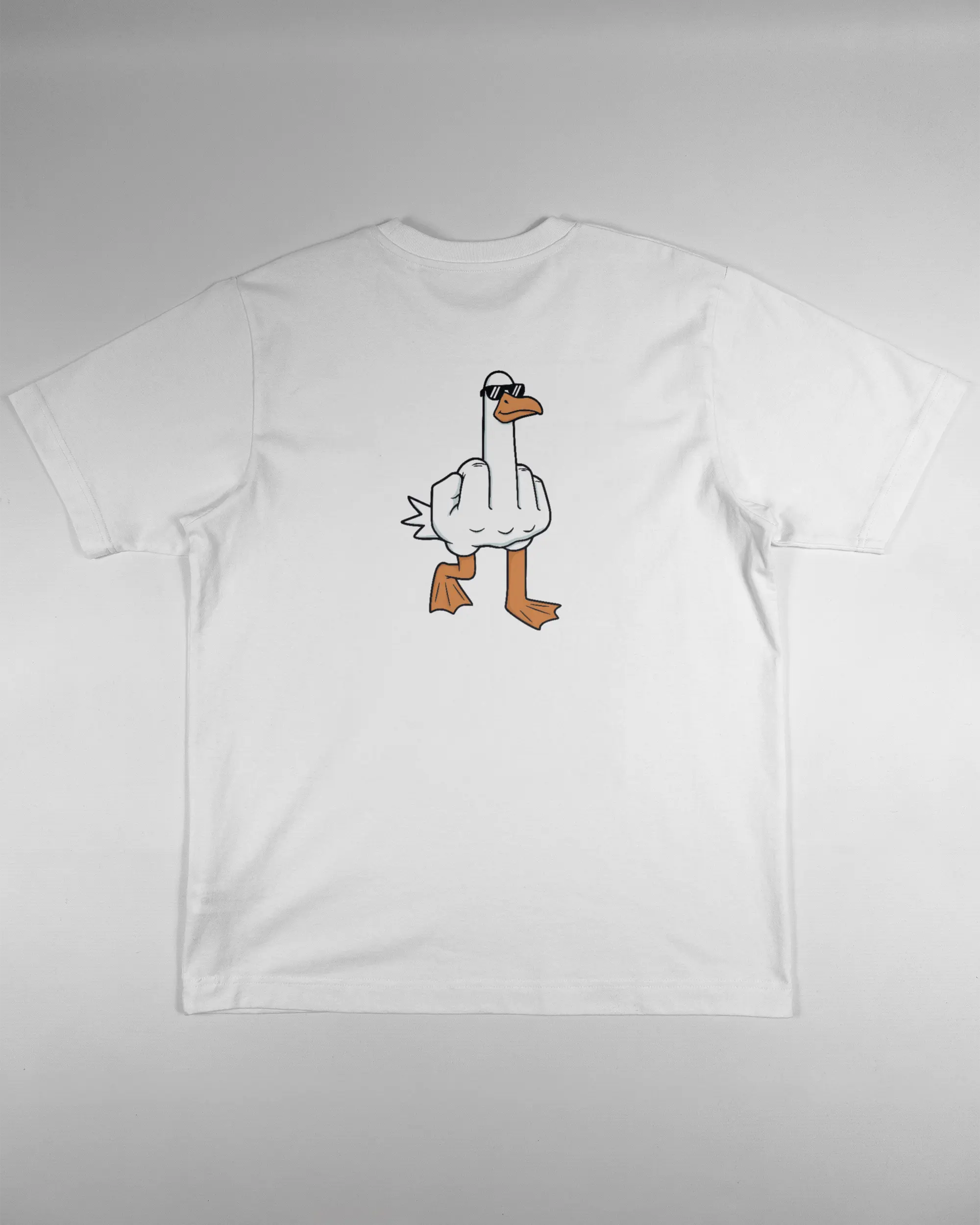 Rückseite des Organic Unisex T-Shirt Heavy Oversized von Maondo mit dem Design I give a duck in der Farbe White und in der Größe S flach auf den Boden gelegt