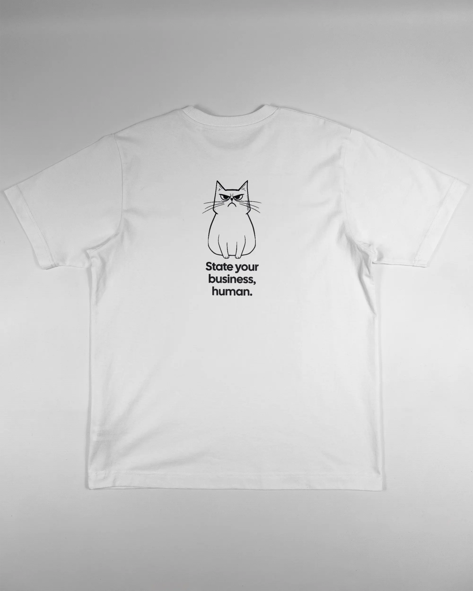 Rückseite des Organic Unisex T-Shirt Heavy Oversized von Maondo mit dem Design Grumpy Purr in der Farbe White und in der Größe S flach auf den Boden gelegt