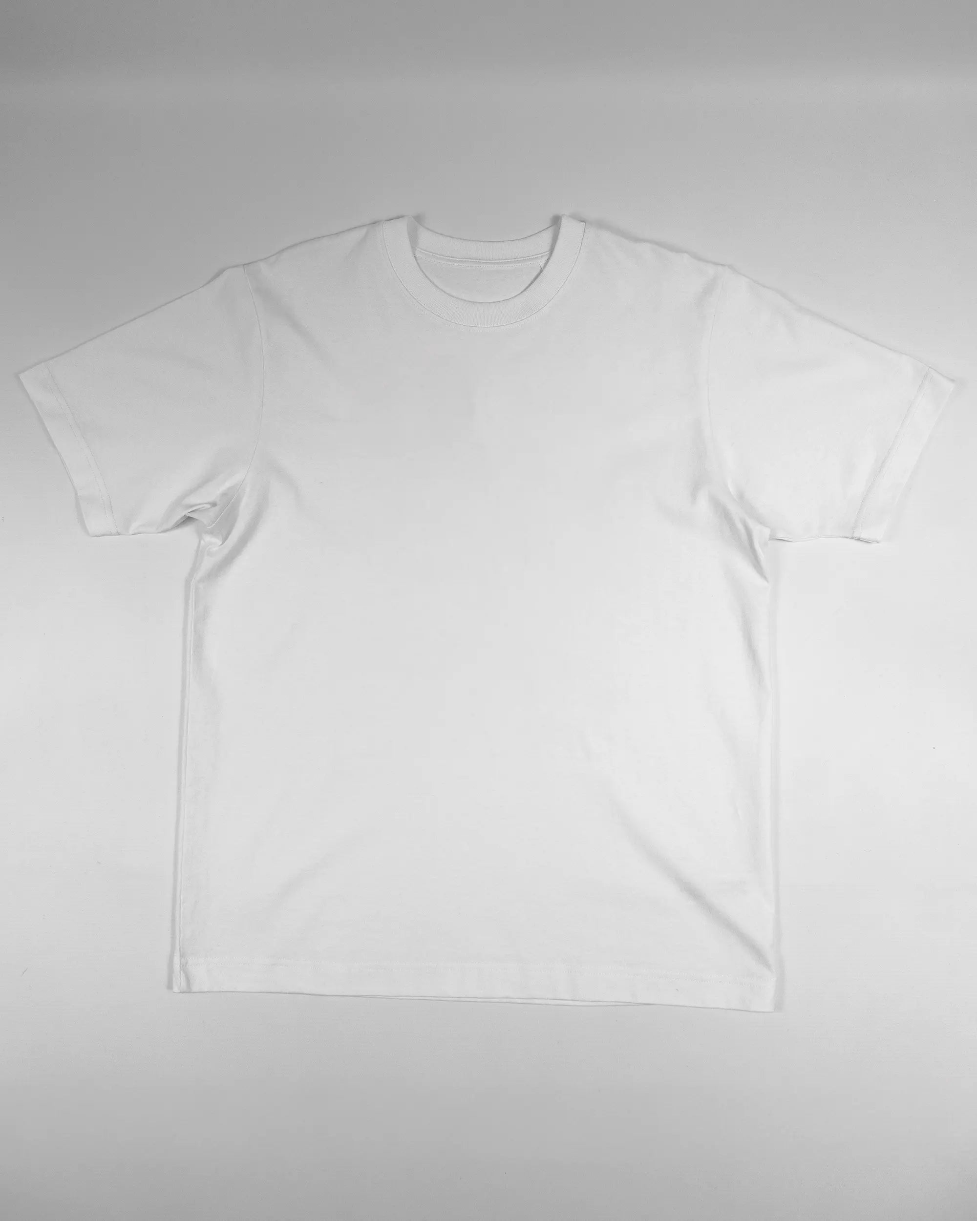 Vorderseite des Organic Unisex T-Shirt Heavy Oversized von Maondo ohne Motiv in der Farbe White und in der Größe S flach auf den Boden gelegt