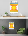 Wandansicht des Poster Plate Designs Life is short im Original Style in der Größe Mighty (60 x 90 cm)