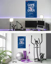 Zimmeransicht des Poster Plate Designs Game not over im Original Style in der Größe Mighty (60 x 90 cm)