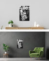Wandansicht des Poster Plate Designs Alles Schwarz im Acrylic Style in der Größe Main (40 x 60 cm)