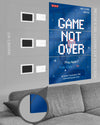 Magnet-Kit Seitenansicht des Poster Plate Designs Game not over im Acrylic Style in der Größe Mighty (60 x 90 cm)